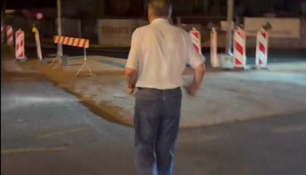 VIDEO: Janković ponoči tekel po križišču in ustavil policijski avto: »Kaj bo dobrega?«