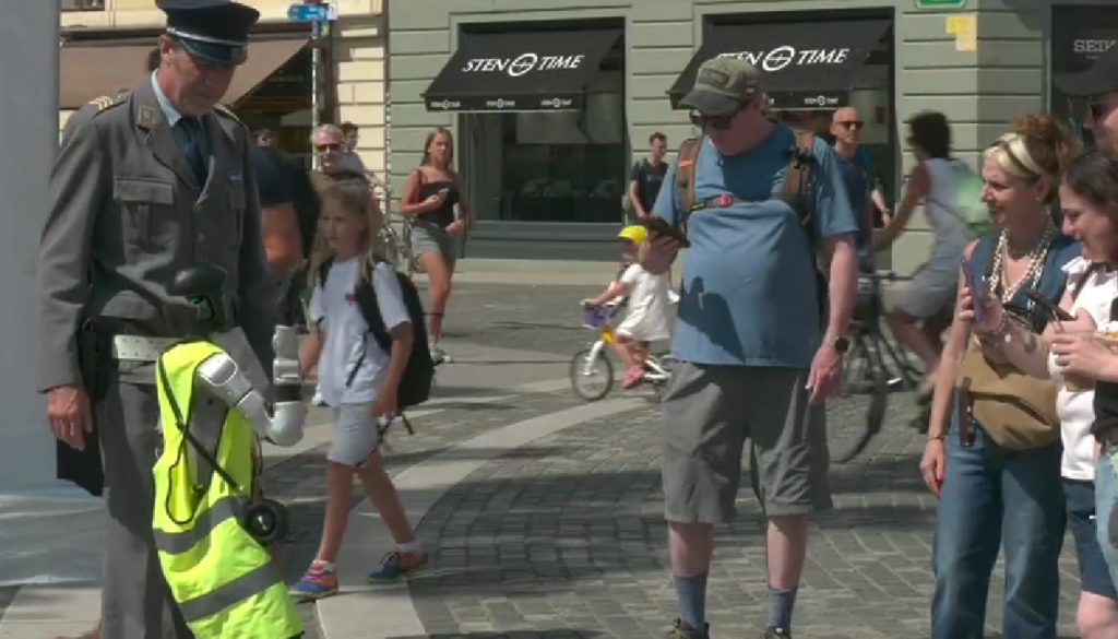 VIDEO: Franci Kek v prvi slovenski skriti kameri s humanoidnim robotom Jožetom presenetil mimoidoče