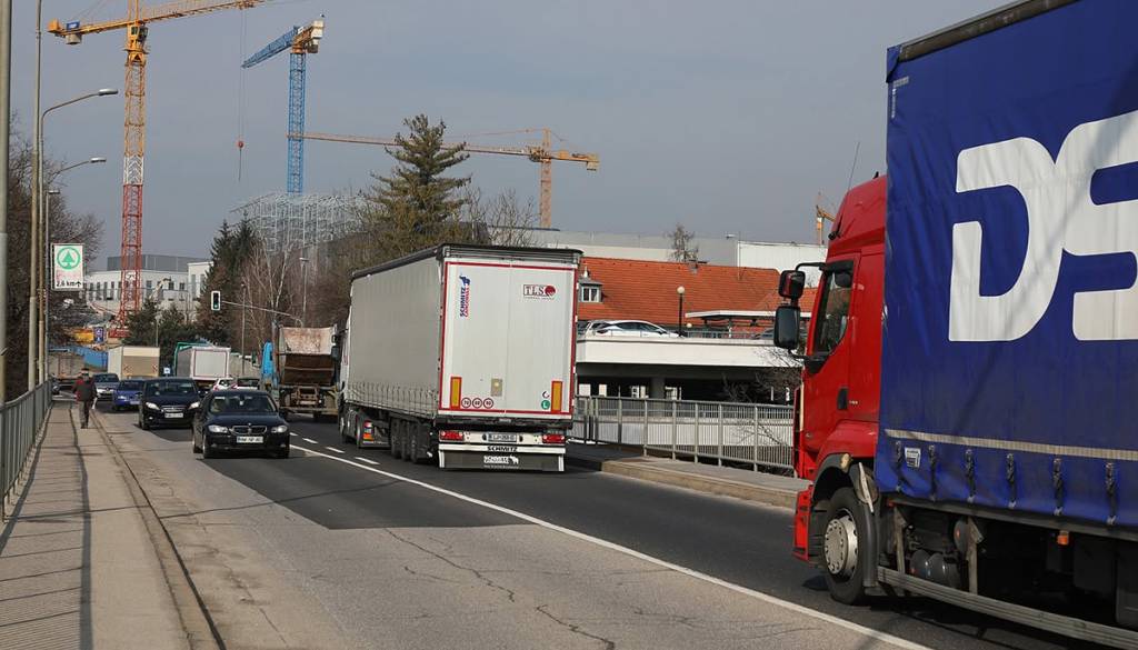 »Če mislite, da se bo zadeva glede južnega dela tretje razvojne osi rešila sama od sebe, ste v zmoti.«