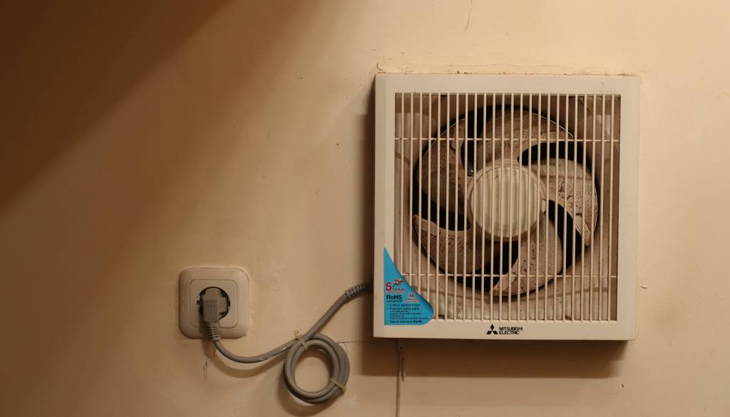 V Ljubljani zagorel ventilator v kopalnici, gasilci iz stanovanja rešili osebo