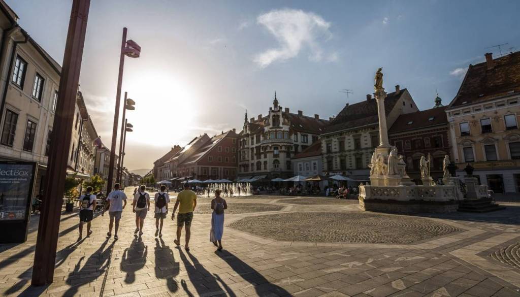 Vročina ne bo popustila, za večino države velja rdeče opozorilo
