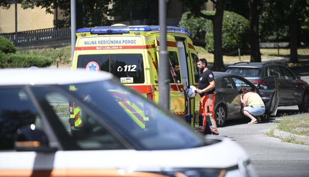FOTO: Na Šmartinski pri BTC padec mopedistke sprožil še nalet dveh avtomobilov