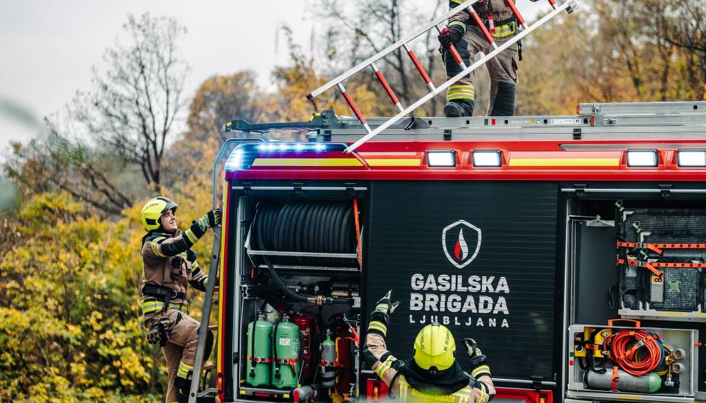 Jutranja drama v Ljubljani: Avtomobil zajel ogenj, občani prvi začeli z gašenjem