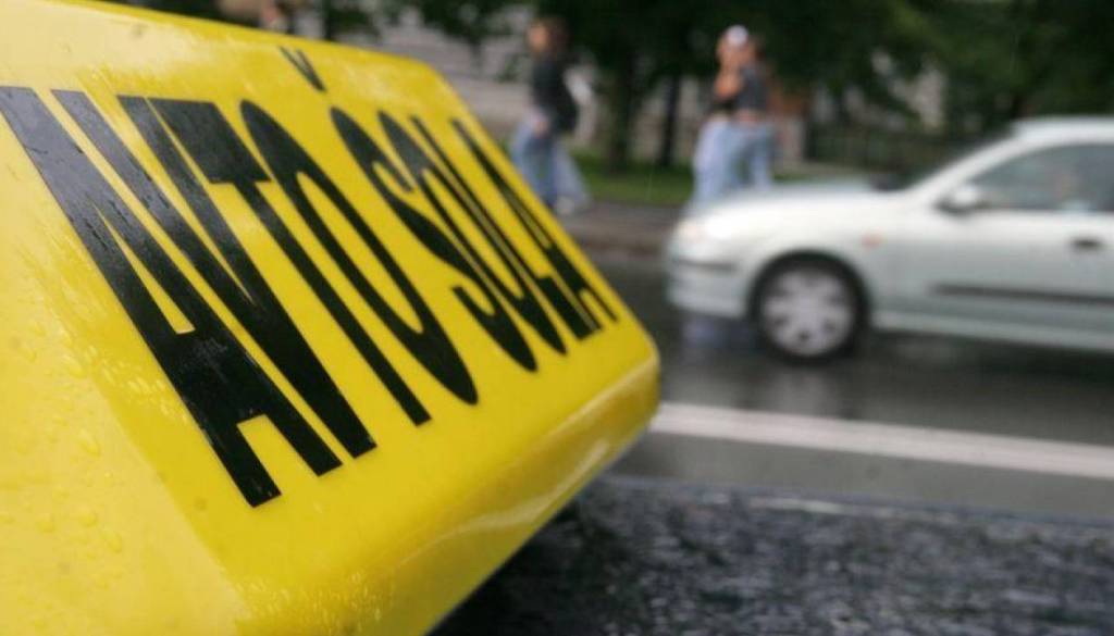 Kolesarja zbil avtomobil avtošole? Policija išče voznika in očividca nesreče 