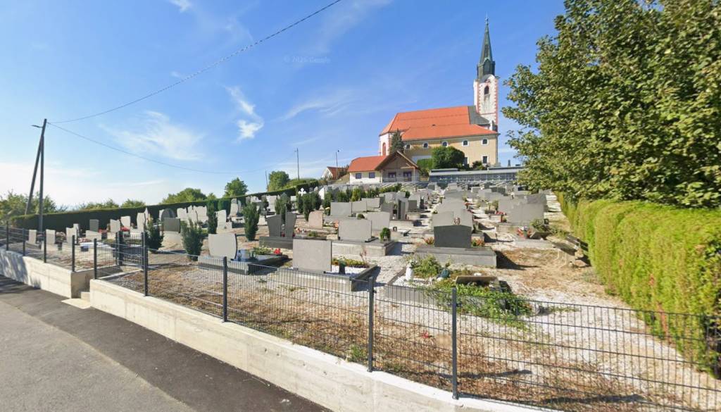 Pokopališče v Malečniku čaka prenova, dotrajane ciprese in staro žično ograjo bodo odstranili