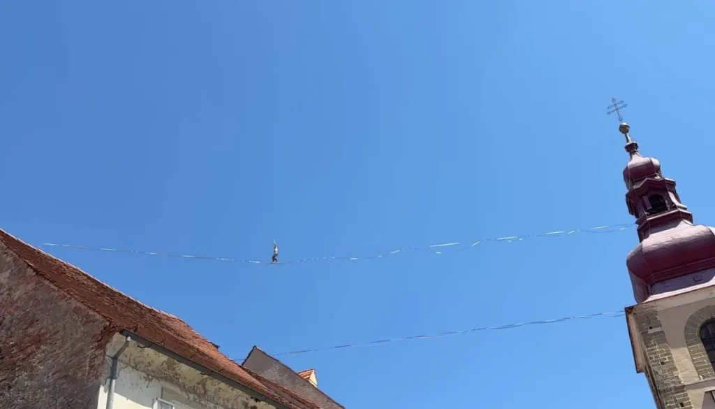 FOTO in VIDEO: Človek v zraku nad mestom? Ni fotomontaža in ni umetna inteligenca, to se res dogaja na Ptuju
