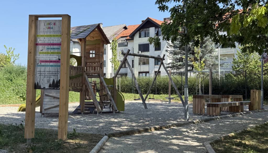 FOTO in VIDEO: Po slabem letu dni je kočevsko otroško igrišče zaživelo v novi podobi, a prihaja še nekaj ...
