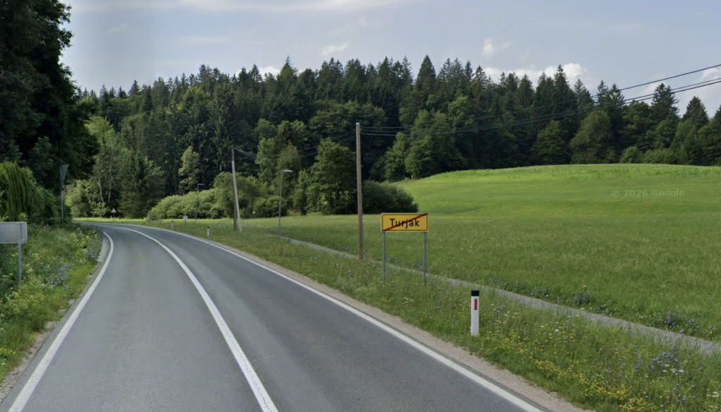 Huda prometna nesreča na cesti Kočevje-Ljubljana, motorist hudo poškodovan