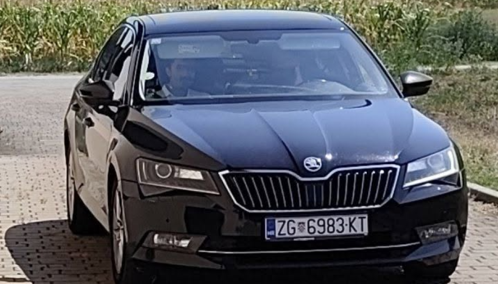 Pozor, občani opozarjajo na sumljiva moška, hodila naj bi od hiše do hiše in ponujala brošure