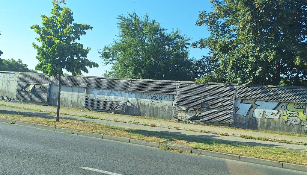FOTO: Poškodovana protihrupna ograja ob ljubljanski obvoznici buri duhove: Kdo jo bo saniral?