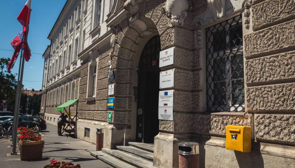 Pred mariborsko občino spremenili parkirni režim, kaj se je spremenilo?