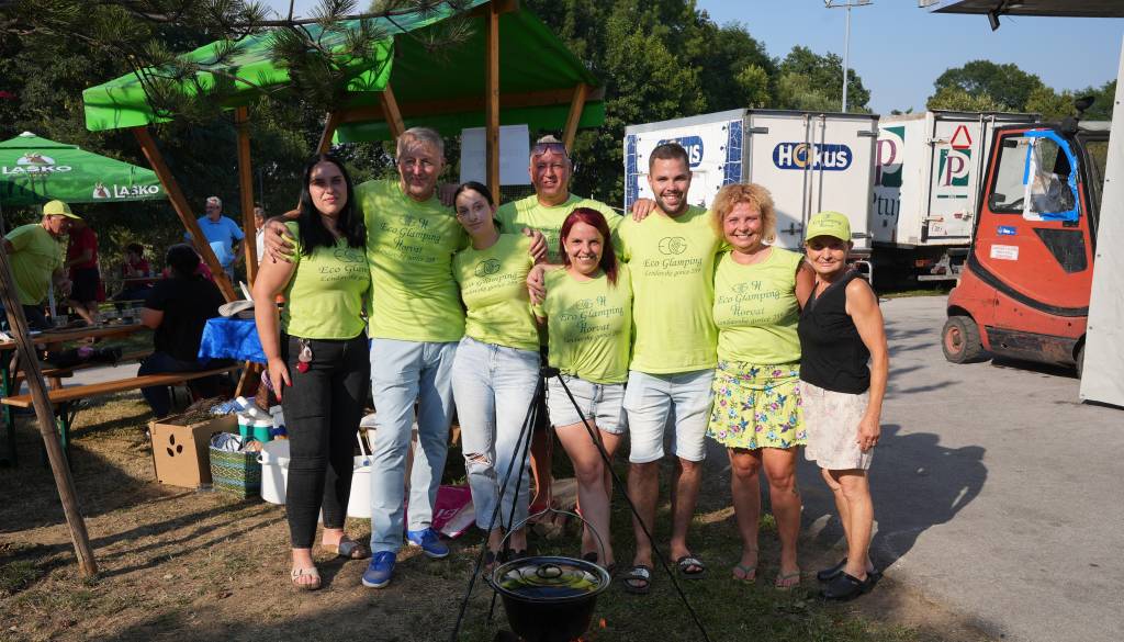 FOTO in VIDEO: V Veliki Polani diši po bujti repi, ekipe se potegujejo za »zlato kihanico«