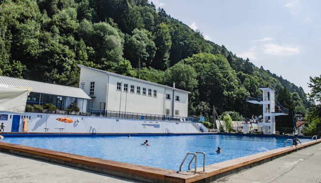 Jeseniški bazen letos poka po šivih, želja ostaja nov sodoben kompleks