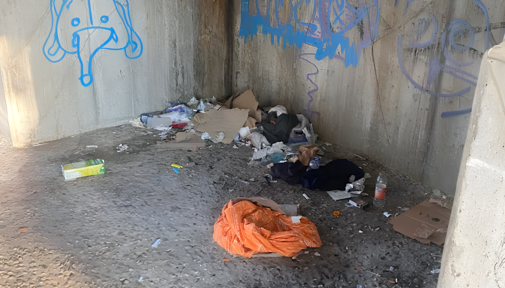 FOTO: Novo opozorilo iz centra Ljubljane: Pod Mesarskim mostom našla odvržene igle