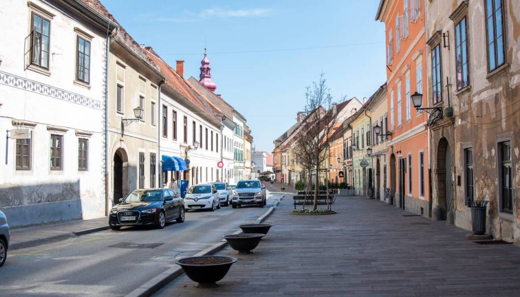 Prebivalci Prešernove ulice na Ptuju opozarjajo na pogoste prelete drona: »Počutimo se nadzorovane«