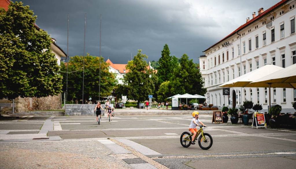 Hladna fronta prinaša nevihte, ponekod grozijo tudi močnejše nevihte