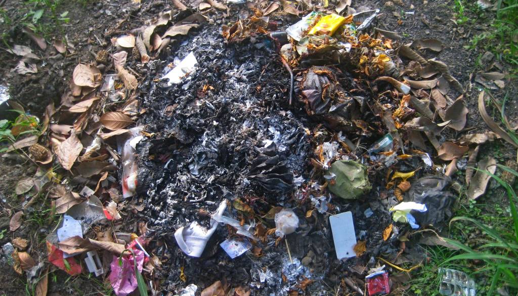 Sredi velike požarne ogroženosti kurili plastiko, pnevmatike in odpadke