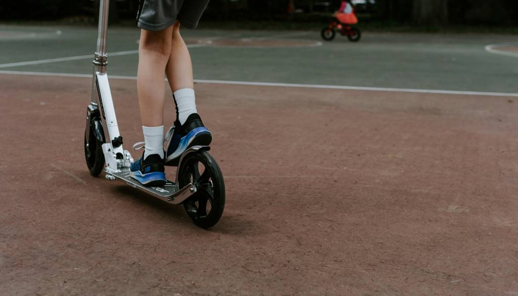 V Vidmu otrok z e-skirojem trčil v avto in se hudo poškodoval, posredoval helikopter