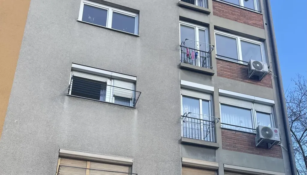 Namestitev klime v Ljubljani ni tako preprosta: Napačna postavitev lahko prinese spor s sosedi ali inšpekcijo