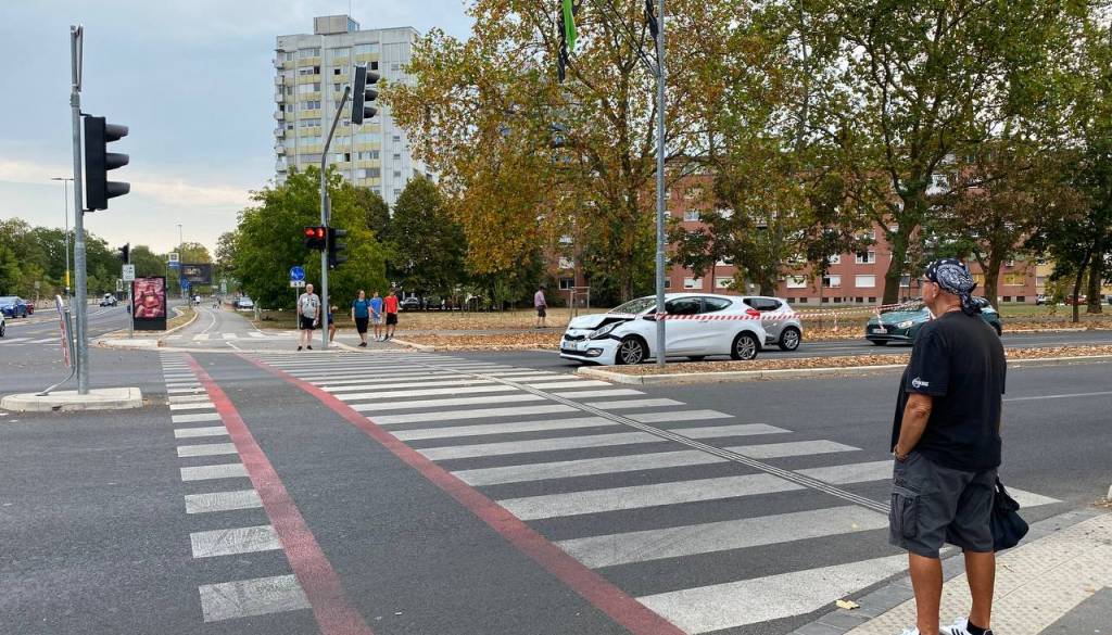 FOTO: Trk na Topniški cesti v Ljubljani, razbit avtomobil obstal sredi križišča