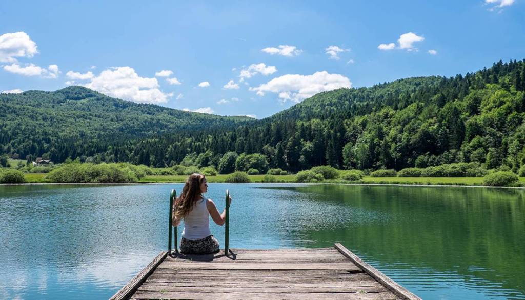 Priljubljeno jezero pri Ljubljani polno kopalcev, a letošnjih analiz vode ni