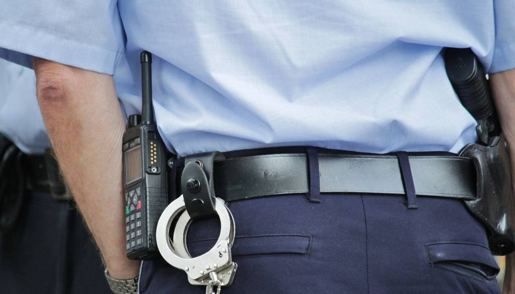 Kot v filmu: 19-letnik bežal pred policijo, divjal skozi mesto in trčil v policijsko vozilo