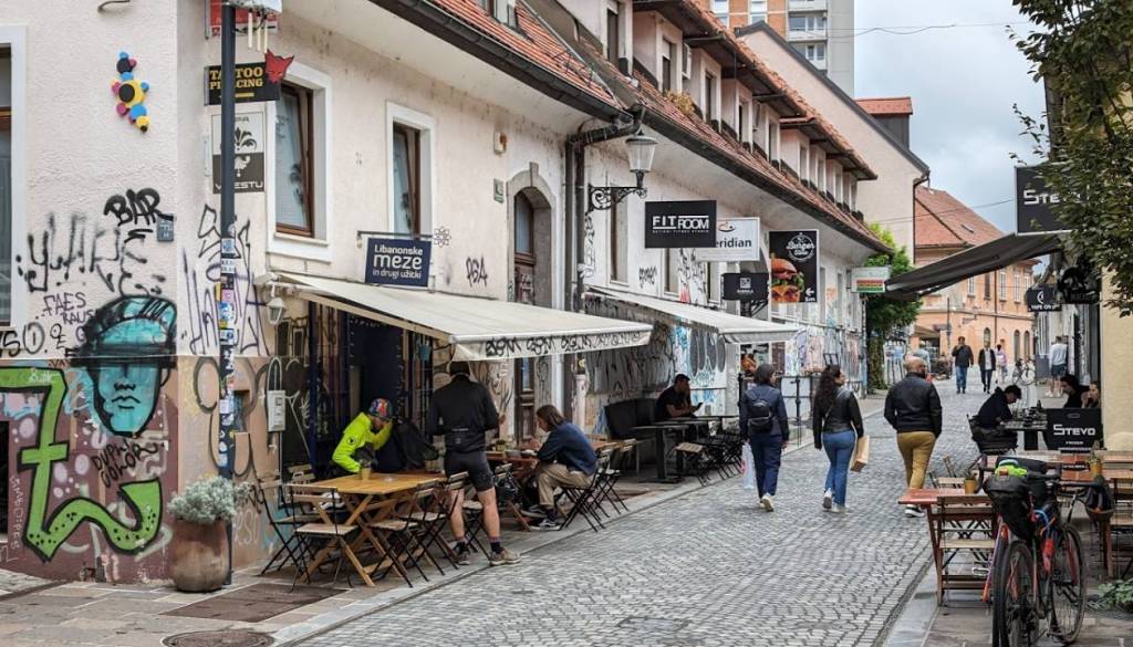 Več kot leto dni jih duši smrad iz lokala, potem pa je prišel odgovor inšpektorata