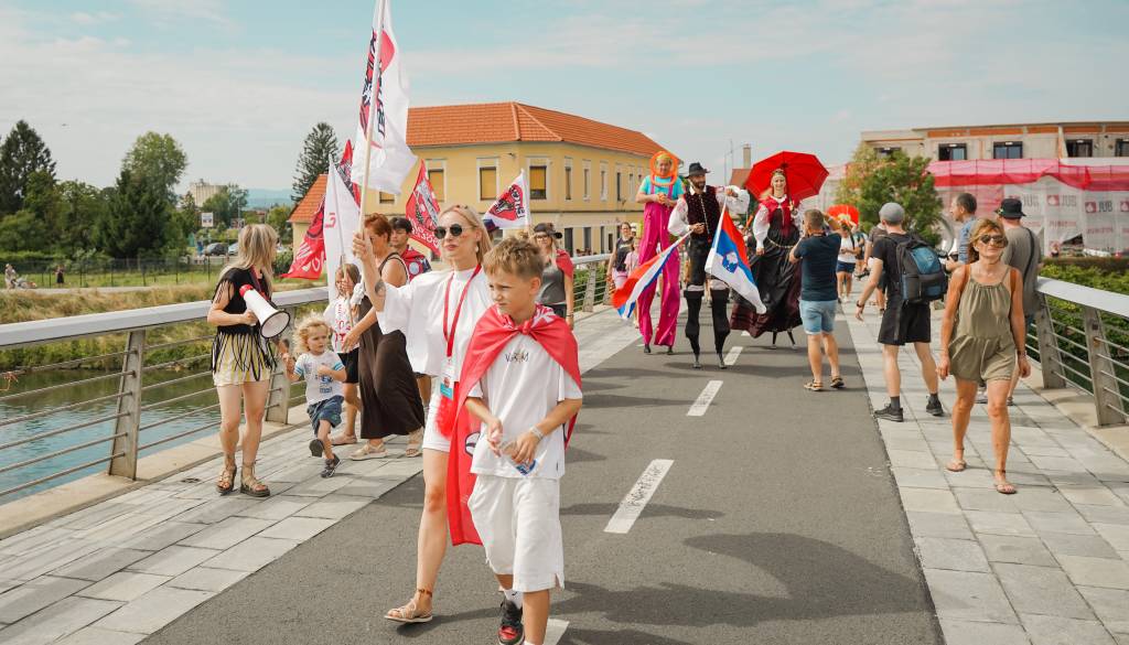 FOTO in VIDEO: Žonglerji zavzeli ulice Ptuja, pisana povorka navdušila domačine in obiskovalce