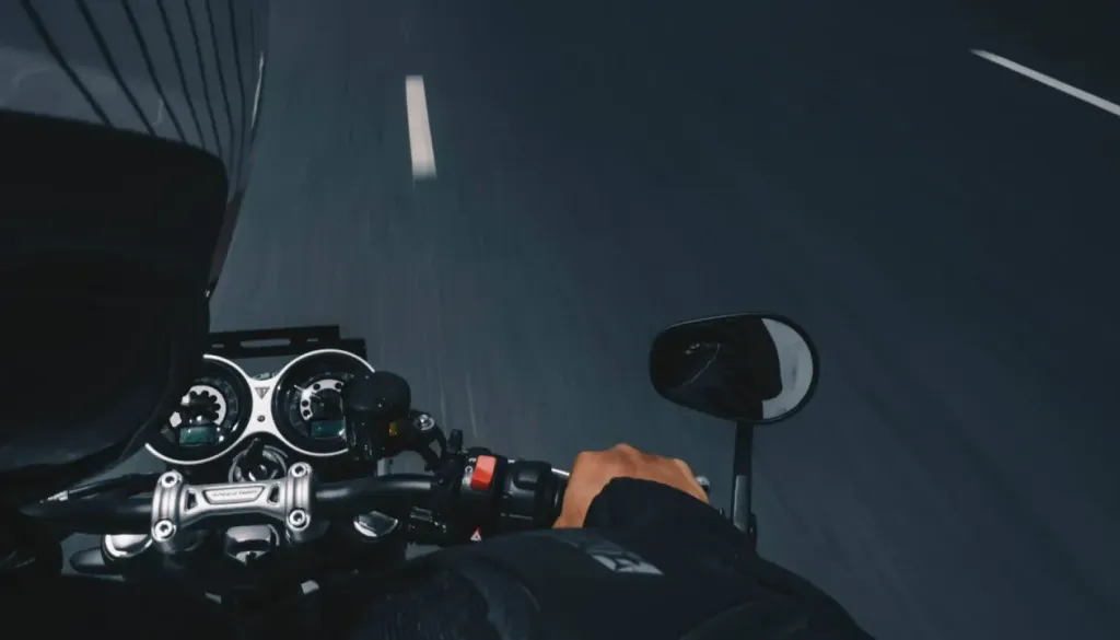 Hudo poškodovan motorist, njegovo življenje je ogroženo
