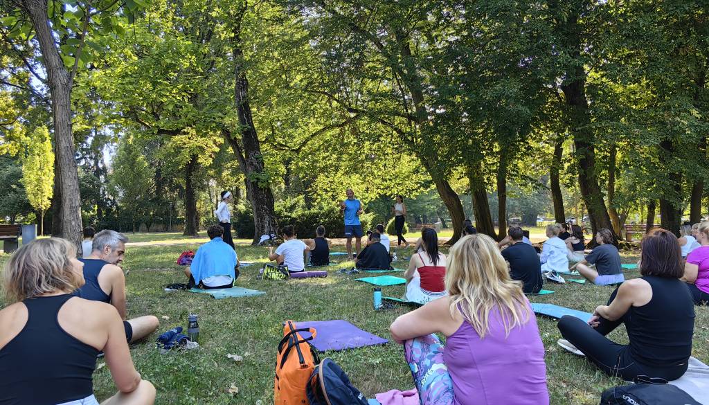 FOTO: Nedeljsko jutro v soboškem mestnem parku namenili jogi, pilatesu in sprostitvi