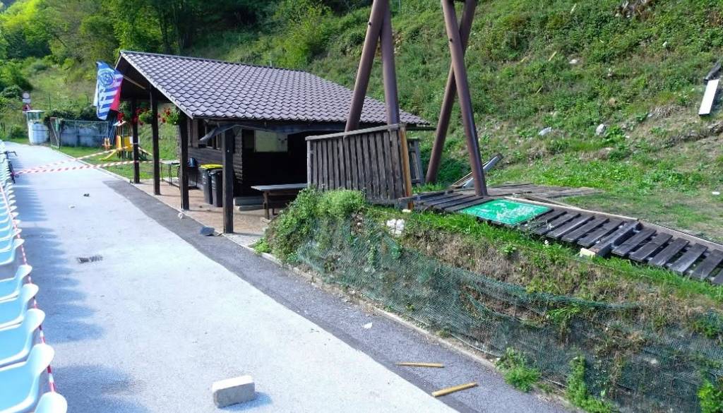 Tik pred začetkom šole vandalizem na nogometnem igrišču, poškodovali opremo in podrli ograji