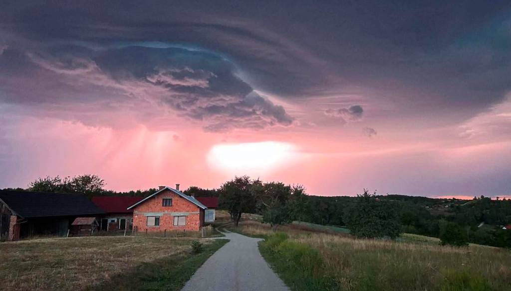 Burno nočno dogajanje: Supercelična nevihta, ponekod toča in močni sunki vetra