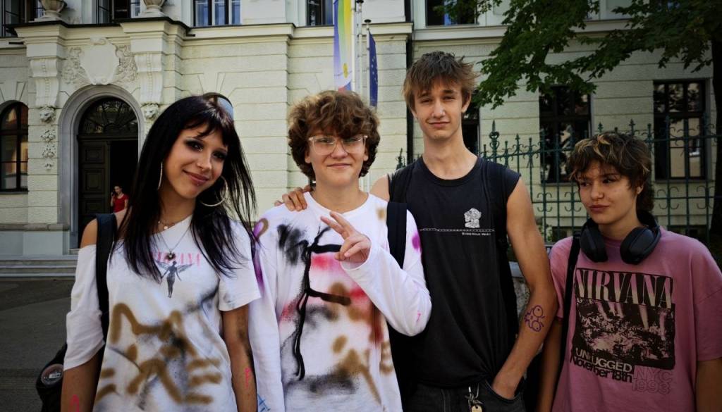 FOTO in VIDEO: Tako so danes 'fazanirali' ljubljanske dijake: Črka F, grafiti in spreji