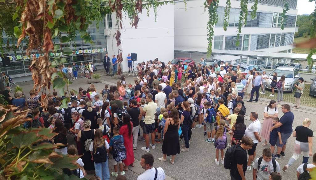 FOTO in VIDEO: Učenci Drske zakorakali v novo šolsko leto z novo streho in spodbudnimi besedami župana