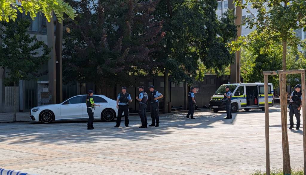 Kaj se je včeraj dogajalo na Trgu Leona Štuklja? Policija razkriva podrobnosti