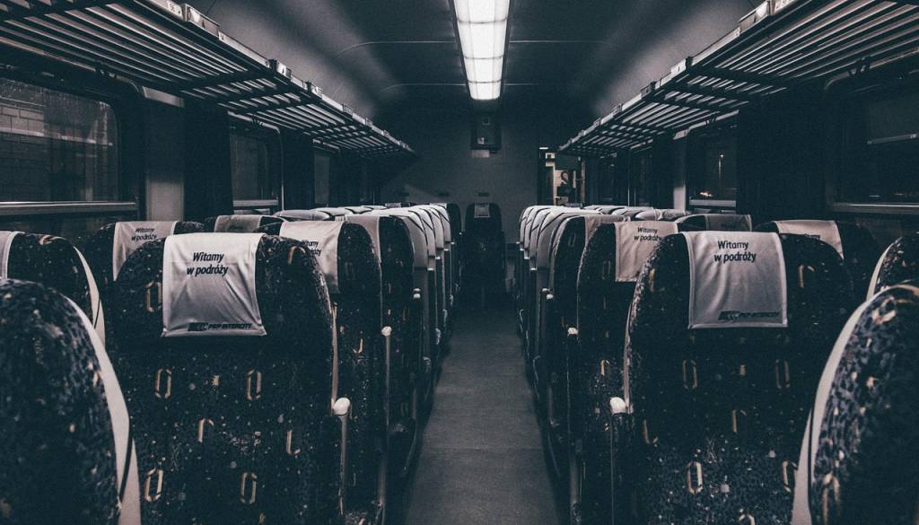 Moški na Štajerskem razgrajal na avtobusu, ni ga ustavila niti policija