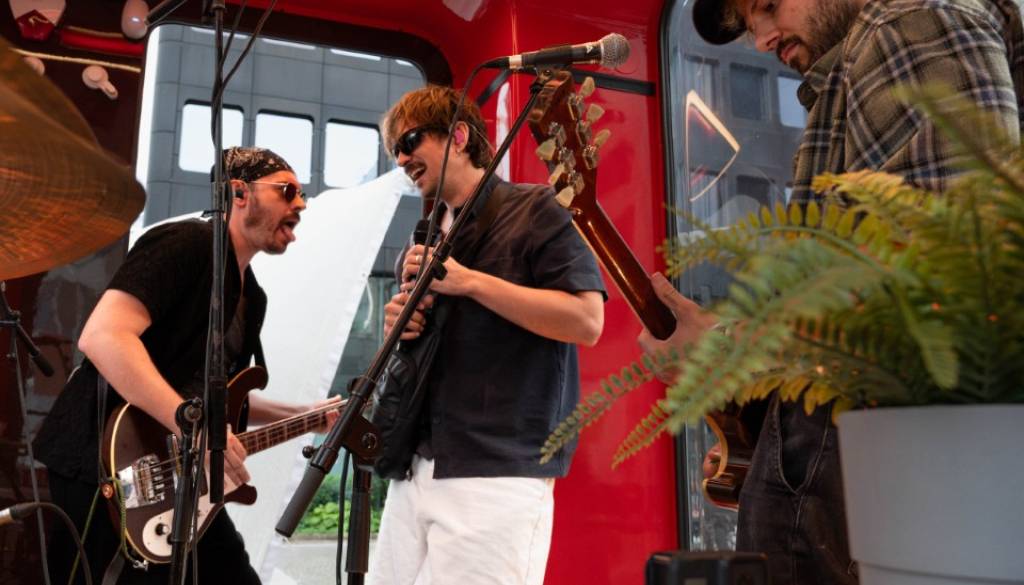 Novomeška zasedba MRFY se je stisnila v kultni kiosk in odigrala prav poseben koncert