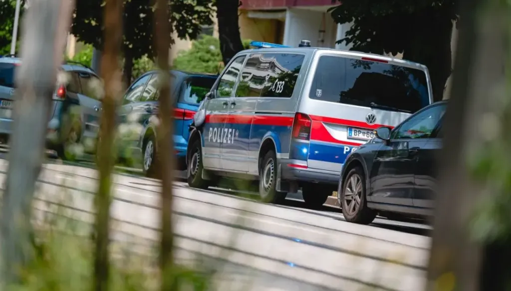 Nedaleč od Maribora drama na avtocesti: Pobegnil mejni kontroli, po trčenju v avtu našli večjo količino drog