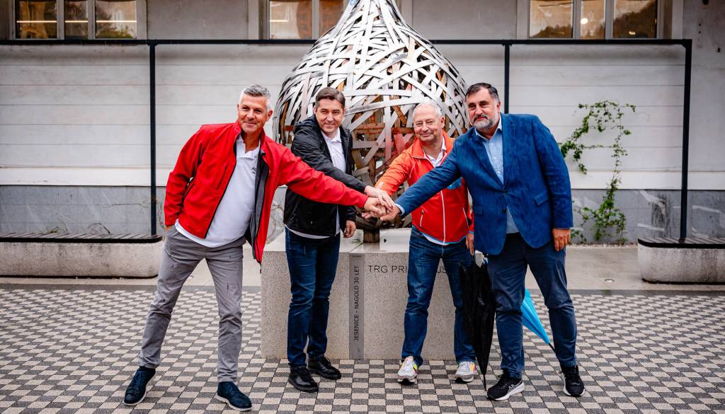FOTO: Evropski poslanci začeli turnejo skozi štiri države, prva postaja Jesenice