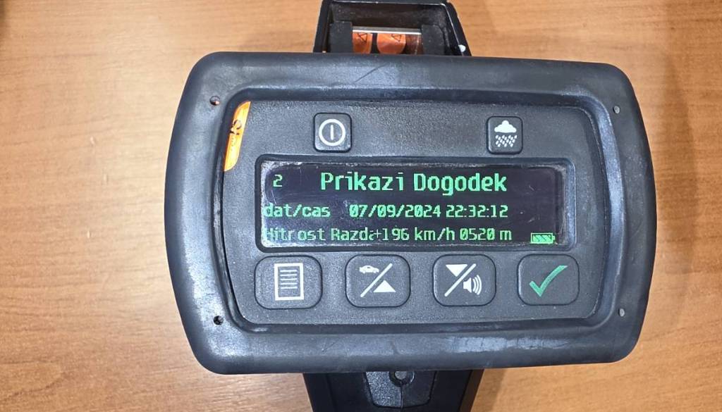 Pri Ribnici voznikoma podelili 18 kazenskih točk in 1.200 evrov kazni: Kako hitro sta vozila?