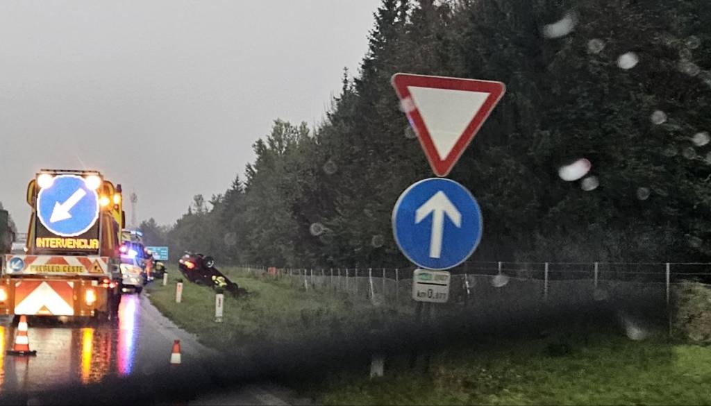 FOTO: Prometna nesreča na gorenjski avtocesti, vozilo pristalo na strehi