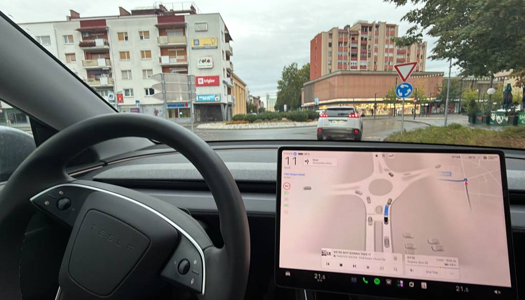 FOTO in VIDEO: Samovozeča Tesla prvič po soboških ulicah