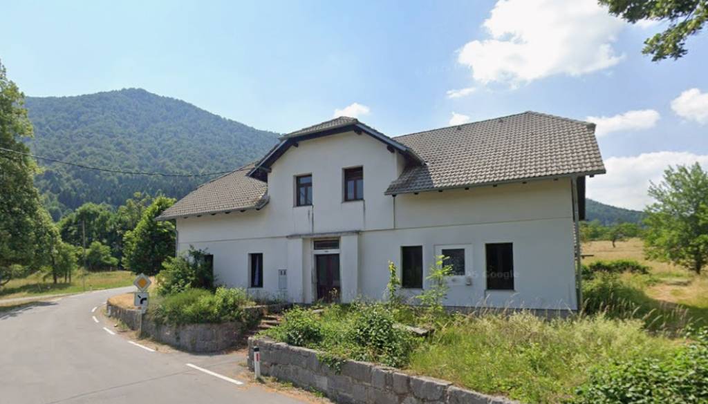 Nekdaj priljubljeno kočevsko gostišče išče novega lastnika: Zapuščen objekt je naprodaj za samo 150 tisoč evrov