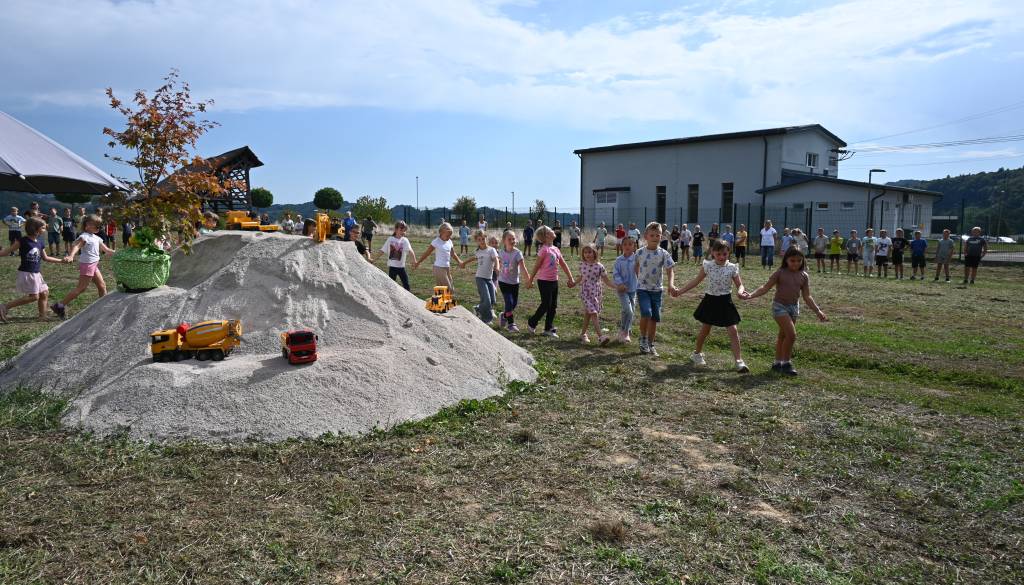 Začela se je gradnja novega športnega igrišča v Boštanju: Zbrane nagovoril tudi poslanec Tomaž Lisec