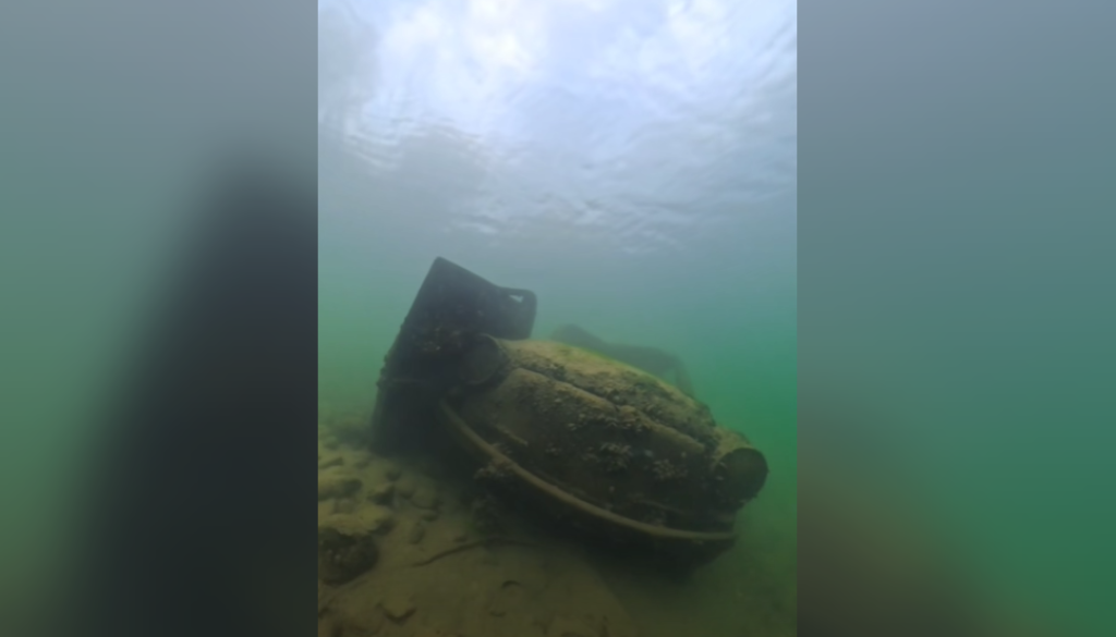 VIDEO: Kaj dela fičo na dnu Drave? Potapljač nedaleč od Koroškega mostu naletel na nenavadno najdbo