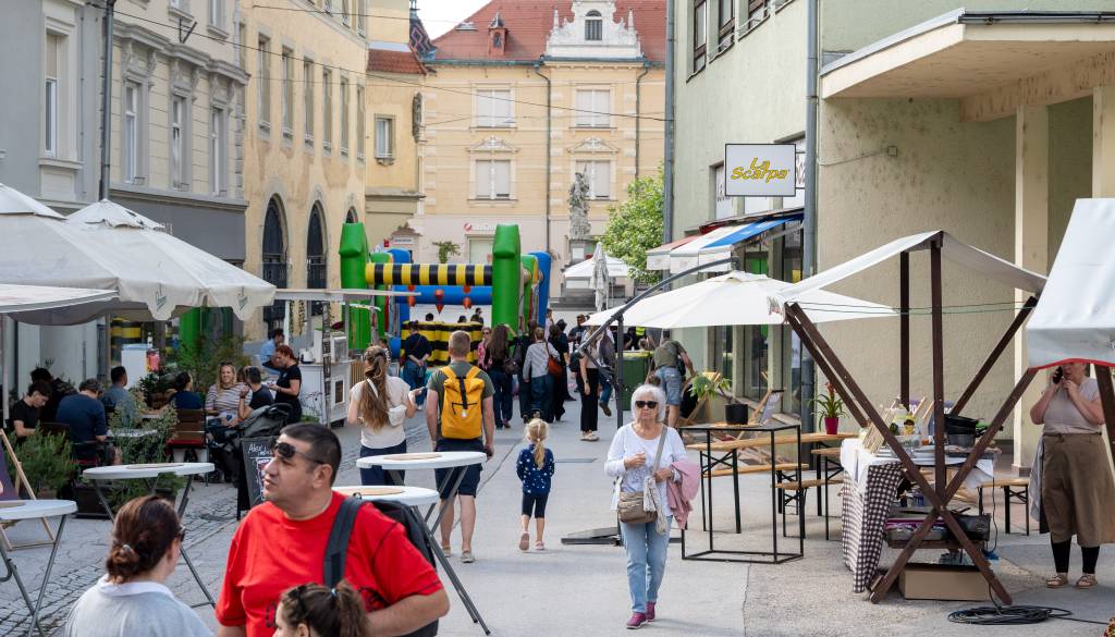 FOTO in VIDEO: Kuhna v mestu danes privablja na Ptuj, zvečer bo še bolj živahno