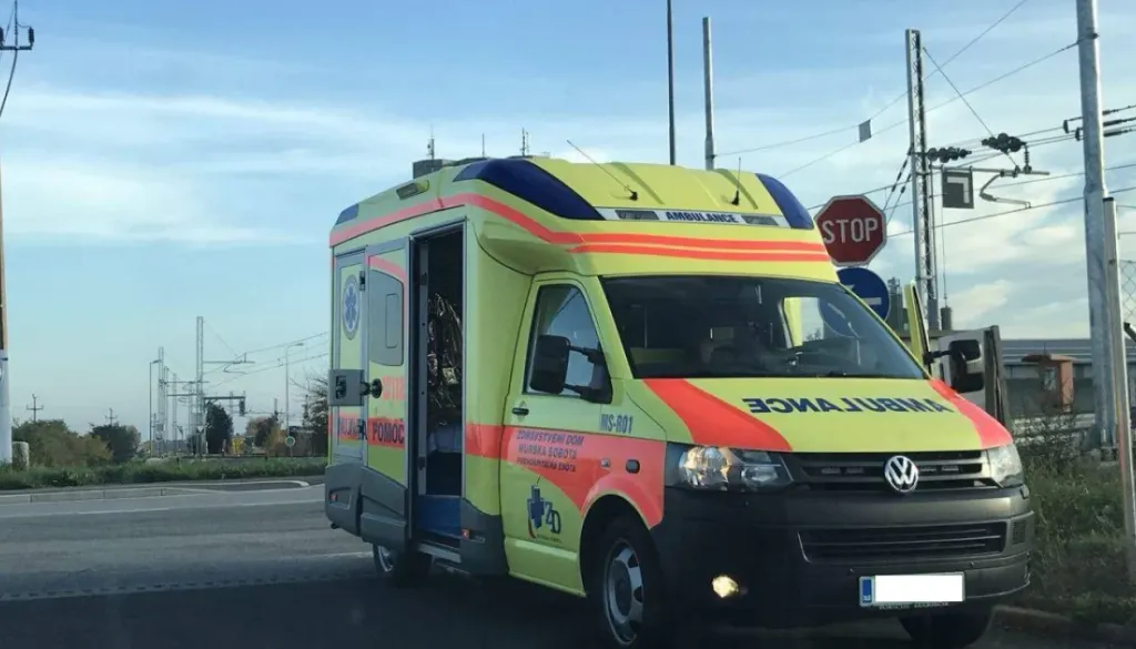 Na Ptuju osebno vozilo zapeljalo s ceste, poškodovanih pet oseb