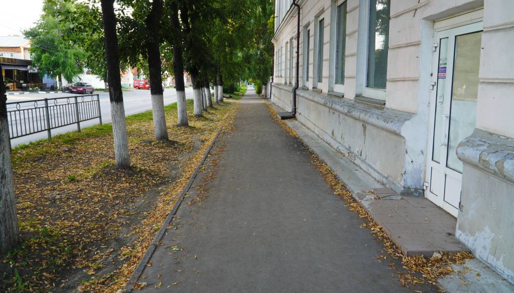 Voznik začetnik na Štajerskem izgubil oblast nad vozilom in trčil v peško, zanjo ni bilo pomoči