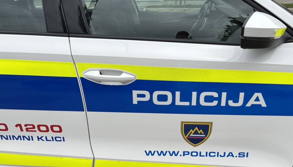 Našli policijsko pištolo, ki jo je po streljanju odvrgel osumljenec