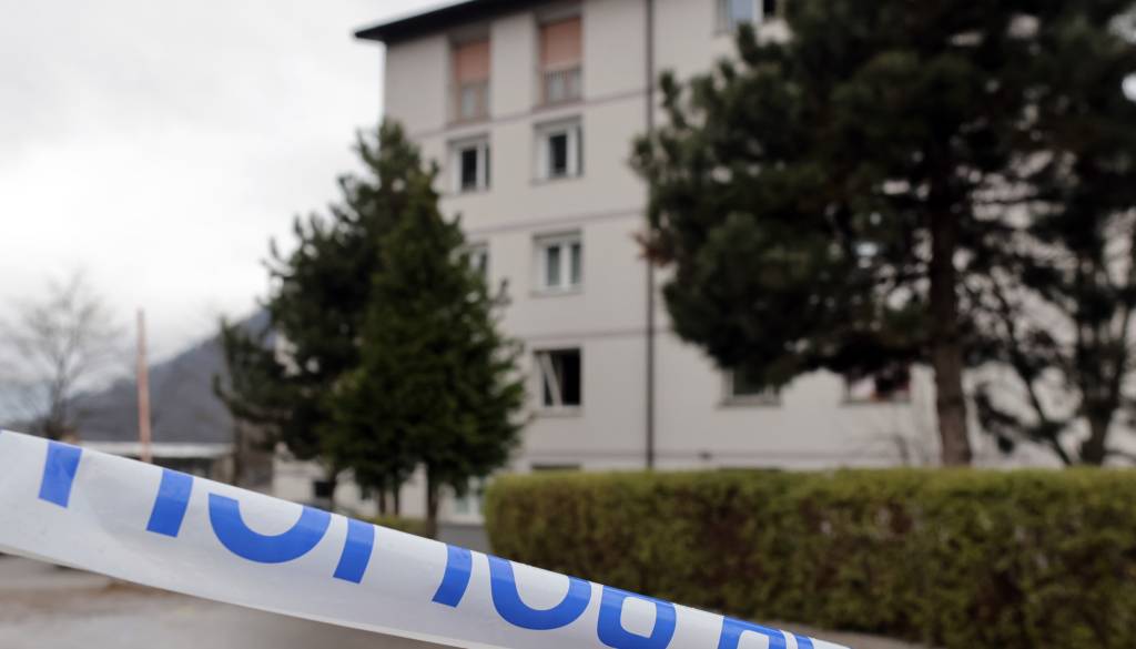 Zamaskirani moški z ostrim predmetom napadel mladoletnika, želel mu je vzeti električni skiro